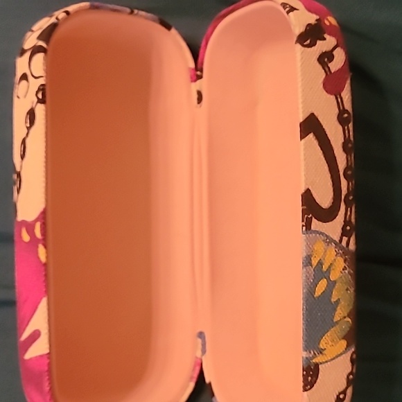 Sunglasses or glasses case - Picture 3 of 3